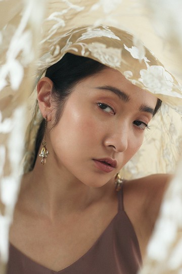 毬果花型 垂墜水晶黃銅耳環 裸