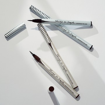 CLIO Sharp So Simple Pen Liner