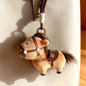 精選好物🌈新年小馬掛件毛絨玩具可愛馬公仔生日禮物包掛玩偶小馬年掛件