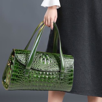 時尚鱷魚紋枕頭包2023新款真皮波士頓包斜挎手提大氣媽咪單肩包女