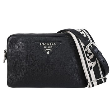 PRADA 1BH082 浮雕LOGO三角縫線雙背帶雙層斜背相機包.黑