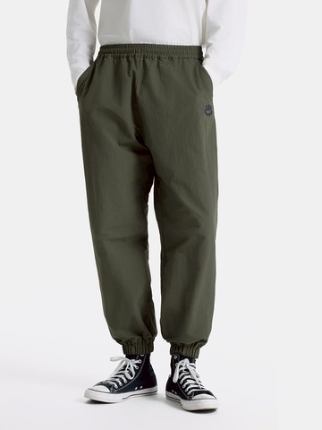 男裝 Logo防潑水束口鬆緊運動褲-軍綠色