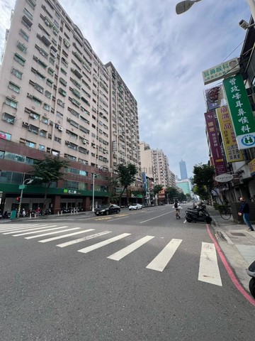 三多商圈精華地段商五賺錢金店面｜高雄市前鎮區三多三路