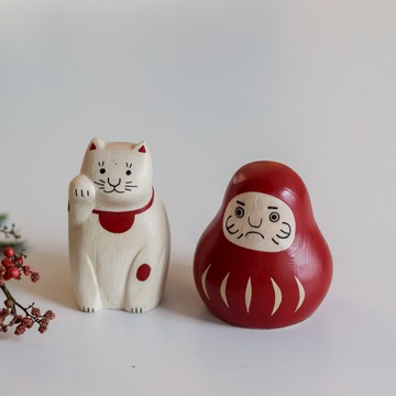 【Yourtableware】日本 T-lab 招財貓+達摩 兩入組 木雕擺飾 喬遷禮 賀開業