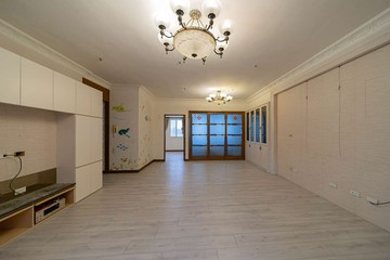 近美術館｜樓中樓+露台｜5房平車｜高雄市鼓山區中華一路