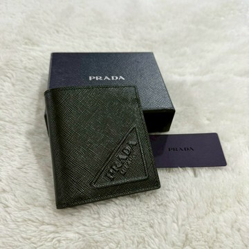 【普拉達｜全新】現貨 PRADA 卡片夾 浮雕 短夾 防刮紋 錢包 卡片短夾｜Little Bee 小蜜蜂精品