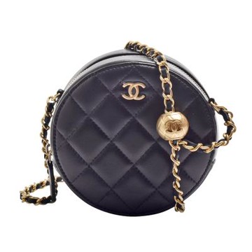 CHANEL 經典仿舊金屬雙C LOGO菱格紋小羊皮小金球可調節鏈帶拉鍊圓形斜背包(黑)