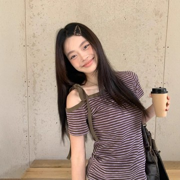 韓系紫色條紋條紋T恤 斜肩短袖T恤女 夏季修身顯瘦韓系露肩獨特辣妹上衣女 單肩時尚百搭上衣女裝