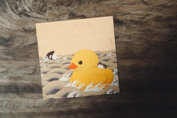 搭乘黃色小鴨的貓咪。韓國藝術家Hyejin 貓咪明信