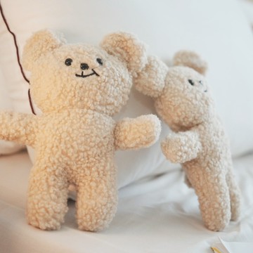 Hello熊 23X19CM 可愛到爆炸 玩偶娃娃 豪口愛 毛茸茸樣子 讓人愛不釋手 棉床本舖