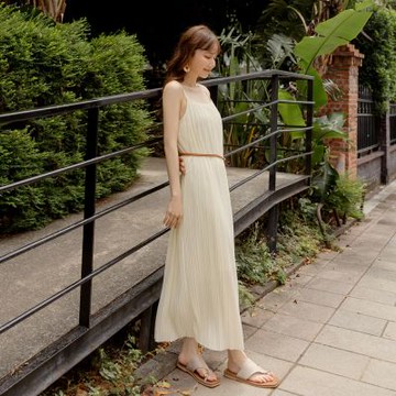 OB嚴選-質感百褶垂墜感細肩帶洋裝《DA10462-》