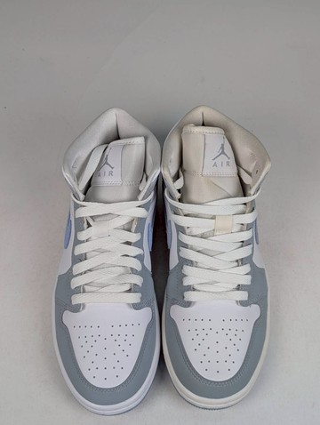 微瑕疵-左腳明顯泛黃 BQ6472-105 W7 Air Jordan 1 Mid '' Wolf Grey '' 小DIOR 灰 女鞋 男女段