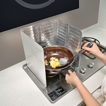 廚房防油擋板 日本廚房煤氣灶台擋油板炒菜防油濺擋板電器隔熱鋁箔防油貼隔油板 【CM7577】