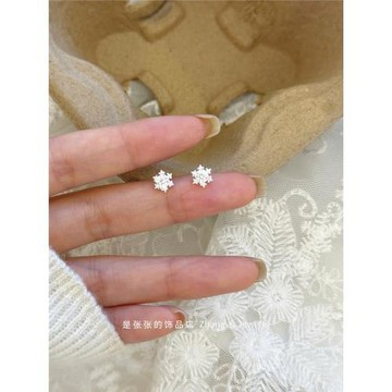 足銀999  5a鋯石雪花耳釘小眾設計高級輕奢感養耳洞2026年新款