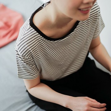 米白條紋 小圓舞曲 寬松圓領落肩短袖Tee 萬能百搭棉氨綸舒適面料