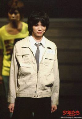 Mis Snow Man/野澤祐樹/現場照片·膝上·服裝米色·襯衫白色·領帶灰色·視線右側/少年們無格子監獄