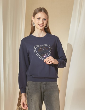 ★【喜芝梅】愛戀圓舞 甜美愛心刺繡圓字母環繞領休閒上衣(藍色；M-2L) 224130013