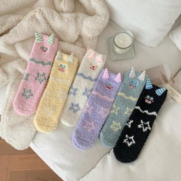珊瑚絨襪子女刺繡小怪獸睡眠冬季加絨加厚保暖中筒女襪家居月子襪