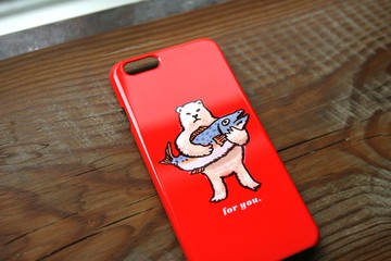 iPhone 手機殼呈現來自北極熊的紅