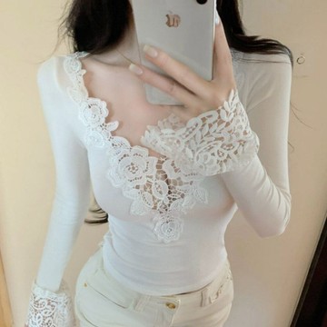 AKARA 雕花曲線花邊款式性感長版上衣(街拍實品拍/女裝秋冬新品/打底內搭/洋蔥式穿搭)