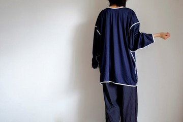 寬版亨利領上衣 / 滾邊 / 高密度棉嫘縈針織【藏青色 x 白色】