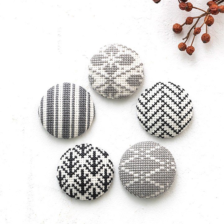 クロスステッチ 刺しゅうキット Cosmo 包みボタン5個セット 黒 刺繍 キット ルシアン くるみボタン 和模様 釦 通販 Lineポイント最大0 5 Get Lineショッピング