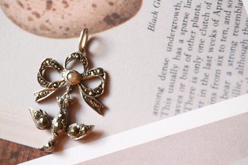 1830-1850s 法國 緞帶白鴿聖靈墜