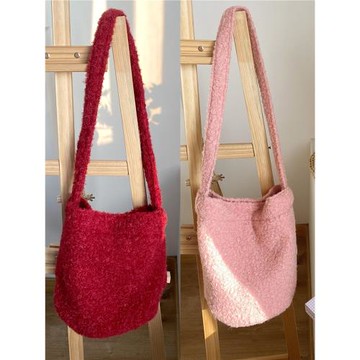 軟絨絨單肩斜挎背包，巨巨巨好看冷紅色秋冬水桶包可愛包設計感包