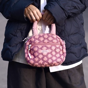 圈圈系列 冬季毛絨絨手提包 側背手拿包 可愛手機包 云朵粉L碼