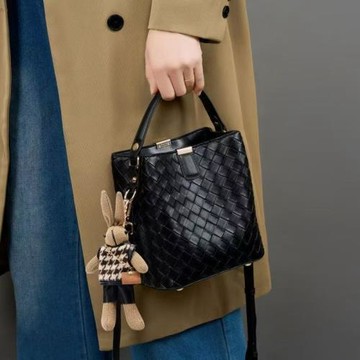質感手提水桶包包女式2025新款超火上班通勤單肩包時尚斜挎編織包