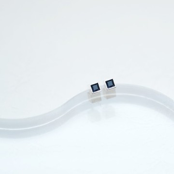 Minimal 天然藍寶石方形耳针925銀