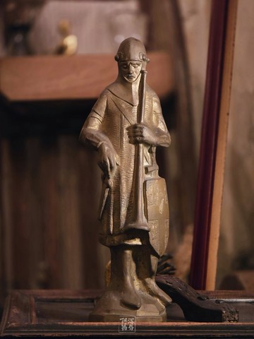 中世紀十字軍號手銅雕像