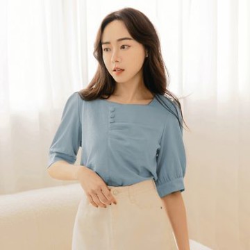 OB嚴選中大尺碼-小V臉．桃心領排釦抓皺七分拋袖短版上衣《AB18176》