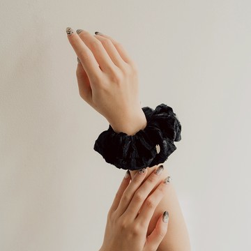 QUEENSHOP_F 正韓 金屬小標絲絨蕾絲大腸髮圈 兩色售 現+預 【07090417】