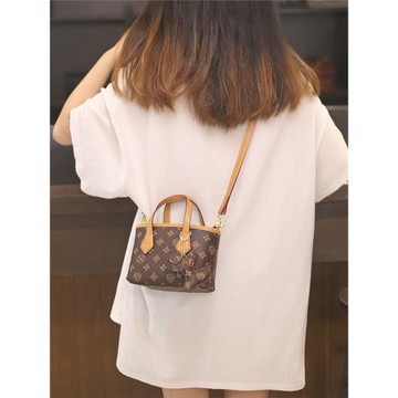 (免運)巨好看的包包女士2025新款高級感洋氣水桶斜挎小眾不撞款輕奢女款