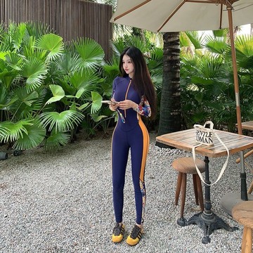 【防曬時尚】長袖連體泳衣 女 連身泳衣 女 保守防曬 運動休閒 沖浪度假 游泳衣 泳裝 女生泳衣 台灣出貨 免運