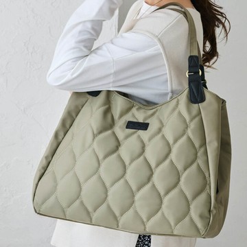 日本 LIZDAYS - 收納上手！防潑水分層美型絎縫肩背包-軍綠