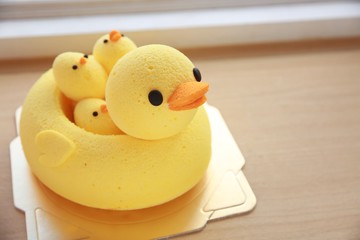 [兔子吃甜點]小鴨泳圈戚風蛋糕 (7吋) (內含固定四個蛋型)