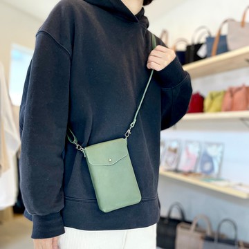 牛紋皮革手機斜背包【森林綠】