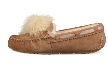 WMNS UGG DAKOTA POM POM SLIP ON BROWN