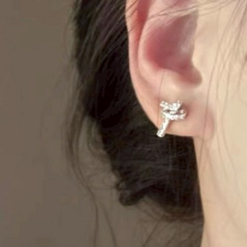 滿鑽耳環【純銀耳針】心結耳環 打結設計 [m61]*