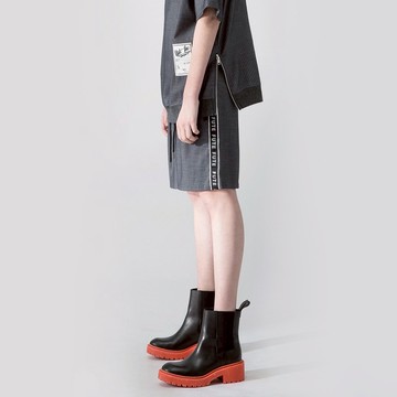 【中性款】 隨意寬鬆 條紋短褲 / 灰白條