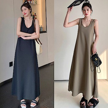 MOCO素色簡約大圓領低胸連身裙過膝背心洋裝XL~4XL