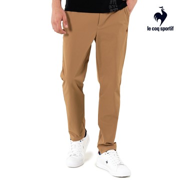 【LE COQ SPORTIF 法國公雞】男款太妃糖色休閒經典平織休閒長褲LWU81375