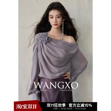 WANGXO｜巧思剪裁輕盈靈動｜可拆卸玫瑰配飾｜不規則設計斜肩襯衫