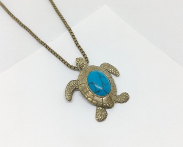 大海小世界。海龜悠遊黃銅項鍊。天然石。黃銅。brass