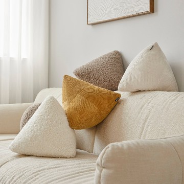 grado 三角粽抱枕 Triangle Zong Cushion 枕頭沙發枕頭靠枕 - 羊圈絨/棕毛色