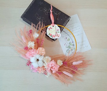 溫柔的微笑 粉色蘆葦金框花圈(拍照道具/店鋪佈置/居家裝飾)