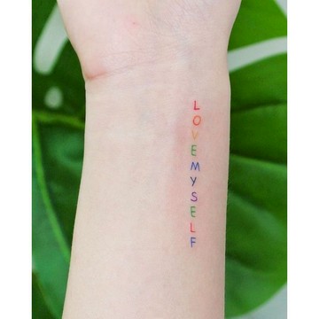 「愛。自己」紋身貼紙 微刺青 輕紋身  紋身貼  可愛 打卡 超美 性感 抖音同款 小紅書同款 文字 草寫 彩虹