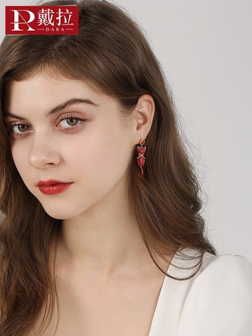 戴拉  925銀針高級感紅色貓咪耳釘女 年新款潮新娘結婚耳飾品